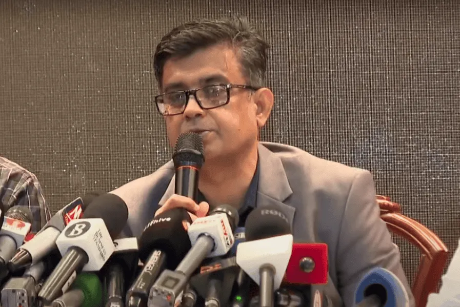 প্রেস সচিব সংবাদ সম্মেলনে বক্তব্য দিচ্ছেন, বিভিন্ন মিডিয়ার ক্যামেরা ও মাইক্রোফোনের সামনে।. Channel i News - চ্যানেল আই নিউজ