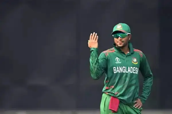সাকিব আল হাসান বাংলাদেশ ক্রিকেট দলের জার্সিতে waving করছেন. Channel i News - চ্যানেল আই নিউজ