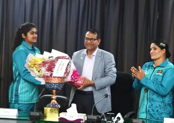 বাংলাদেশ নারী ক্রীড়া দলের খেলোয়াড়রা পুরস্কার গ্রহণ করছেন. Channel i News - চ্যানেল আই নিউজ