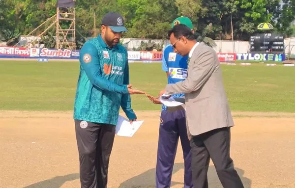 বাংলাদেশ ক্রিকেট দলের ক্রিকেটার তামিম ইকবাল ও বিসিবির চিকিৎসক আলোচনা করছেন. Channel i News - চ্যানেল আই নিউজ