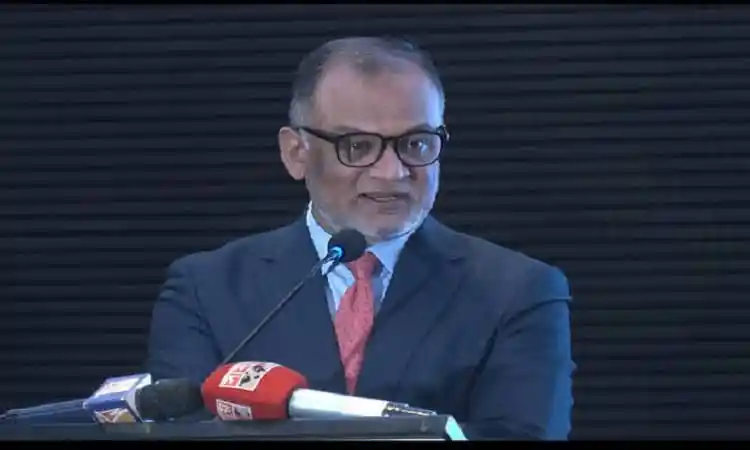 বাণিজ্য উপদেষ্টার সংবাদ সম্মেলনে বক্তা, পেপার ও মাইক্রোফোনের সামনে. Channel i News - চ্যানেল আই নিউজ