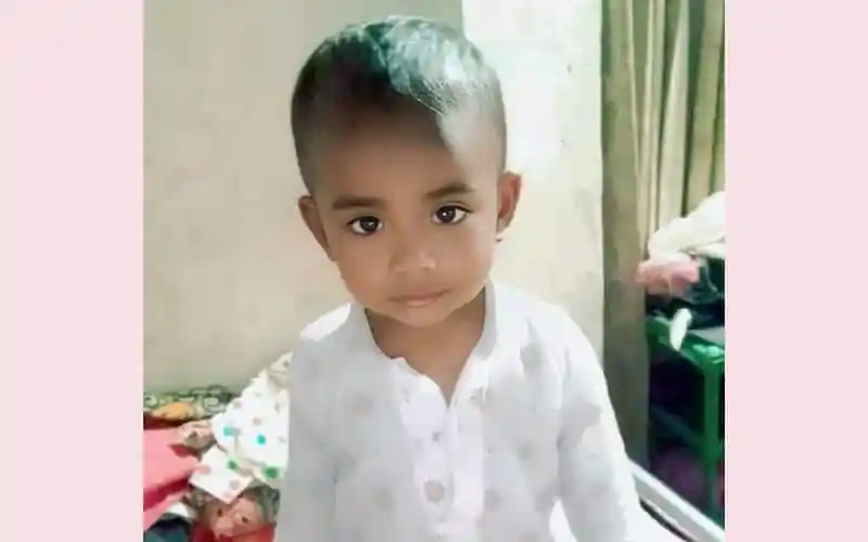 শিশুর মুখের ছবি, শিশুটি সোজা মুখোমুখি তাকিয়ে আছে. Channel i News - চ্যানেল আই নিউজ