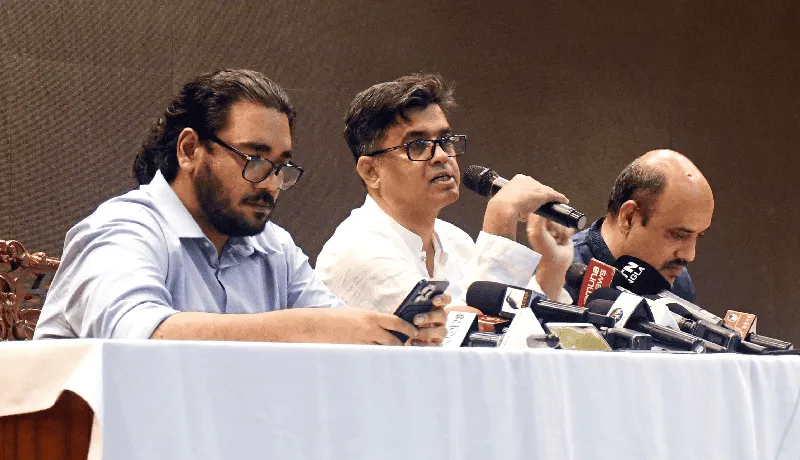প্রেস কনফারেন্সে তিনজন বক্তা, microphones ও নোটবুক সহ. Channel i News - চ্যানেল আই নিউজ