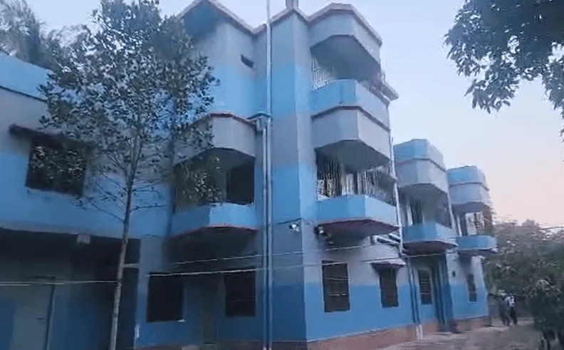 ব্লু রঙের বহুতল ভবনের ছবি, চারতলা ভবন, গাছের পাশে. Channel i News - চ্যানেল আই নিউজ