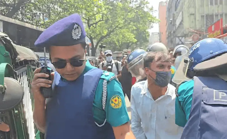 পুলিশ ও আন্দোলনকারী ব্যক্তির ধাওয়া-পাল্টা ধাওয়ার দৃশ্য. Channel i News - চ্যানেল আই নিউজ