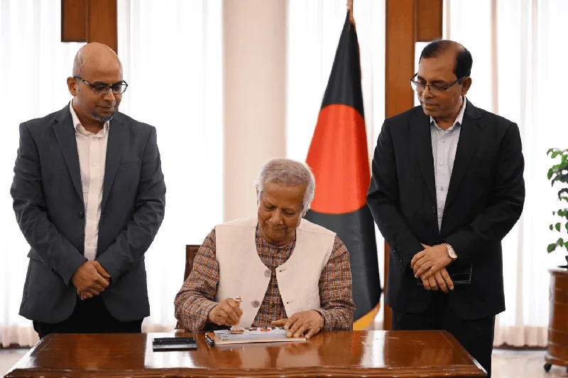 প্রধান উপদেষ্টা স্বাধীনতা দিবসের স্মারক ডাকটিকিট উন্মোচন করছেন. Channel i News - চ্যানেল আই নিউজ