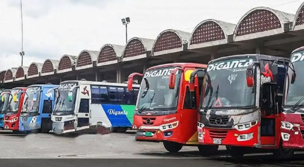 বিভিন্ন রঙের বাসগুলো বাস টার্মিনালে পার্কিংয়ে রয়েছে. Channel i News - চ্যানেল আই নিউজ