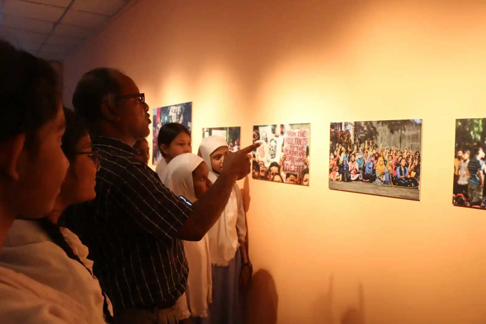 জনতা প্রদর্শনী দেখছে, চ্যানেল আই অনলাইন, July's brave daughter exhibition. Channel i News - চ্যানেল আই নিউজ