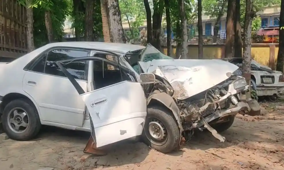 সড়ক দুর্ঘটনায় ক্ষতিগ্রস্ত গাড়ি, আহতদের ছবি নেই. Channel i News - চ্যানেল আই নিউজ