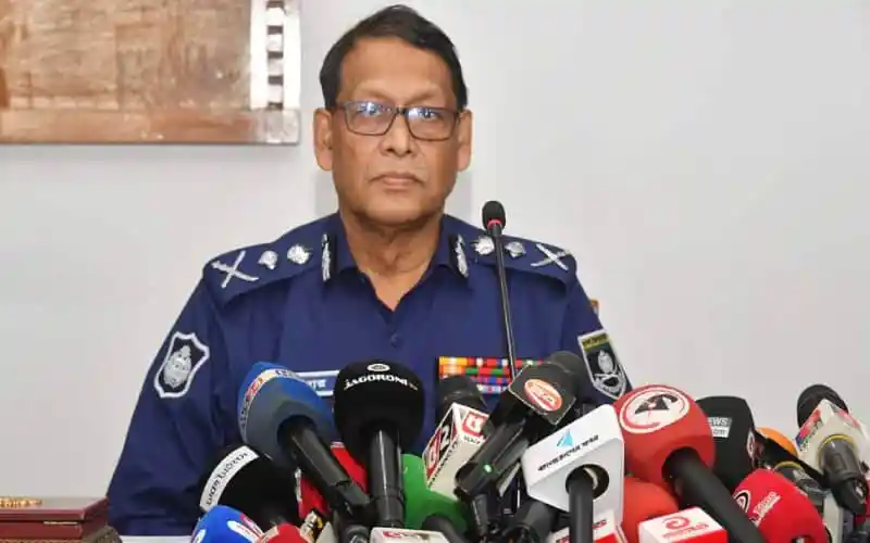 বাংলাদেশ পুলিশ কর্মকর্তা সংবাদ সম্মেলনে, বিভিন্ন মিডিয়া সংস্থা উপস্থিত. Channel i News - চ্যানেল আই নিউজ