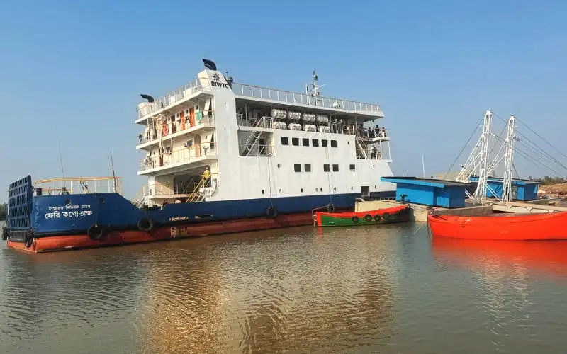 সন্দ্বীপগামী ফেরি নদীতে পরীক্ষামূলক চলাচল করছে. Channel i News - চ্যানেল আই নিউজ