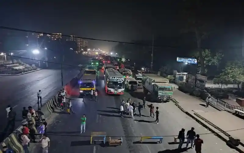 জাবি শিক্ষার্থীরা মহাসড়কে অবরোধ করে প্রতিবাদ জানাচ্ছে. Channel i News - চ্যানেল আই নিউজ
