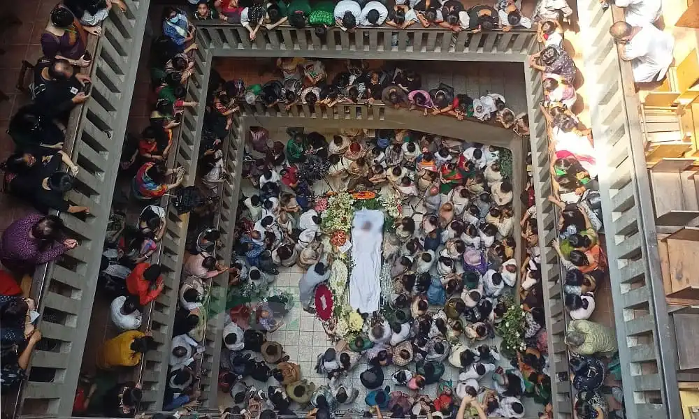 সন্‌জীদা খাতুনের শেষ বিদায়ের জন্য ভক্তরা ভিড় করেছেন. Channel i News - চ্যানেল আই নিউজ