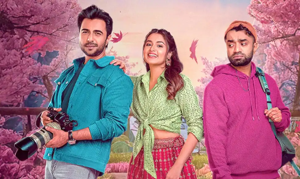 তিনজন তরুণ দর্শকদের জন্য সুন্দর প্রকৃতি পটভূমিতে দাঁড়িয়ে. Channel i News - চ্যানেল আই নিউজ