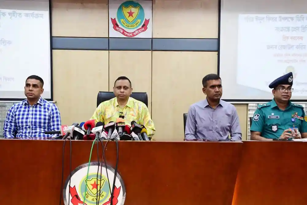 ডিবি কর্মকর্তারা সংবাদ সম্মেলনে বসে, নিরাপত্তা ও অপরাধ দমন বিষয়ক আলোচনা. Channel i News - চ্যানেল আই নিউজ