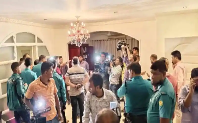 তল্লাশির সময় পরিবারের সদস্যরা ও আইনশৃঙ্খলা বাহিনী. Channel i News - চ্যানেল আই নিউজ