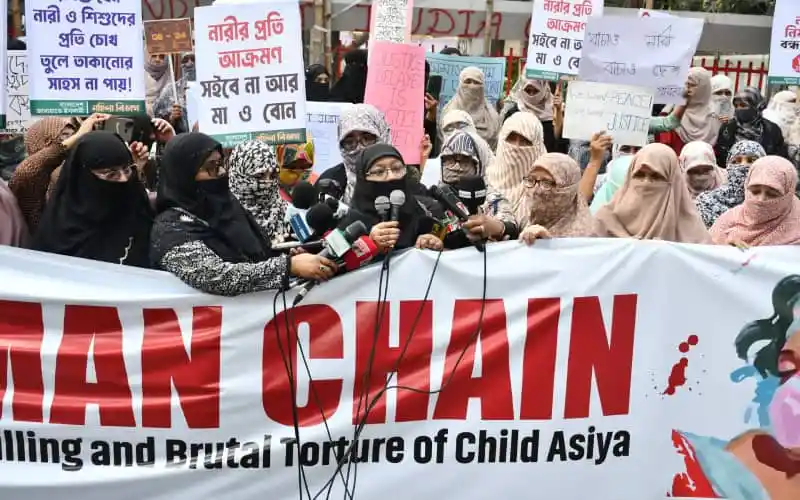 জামায়াত মহিলা বিভাগের মানববন্ধনে অংশগ্রহণকারীরা প্রতিবাদ জানাচ্ছেন. Channel i News - চ্যানেল আই নিউজ