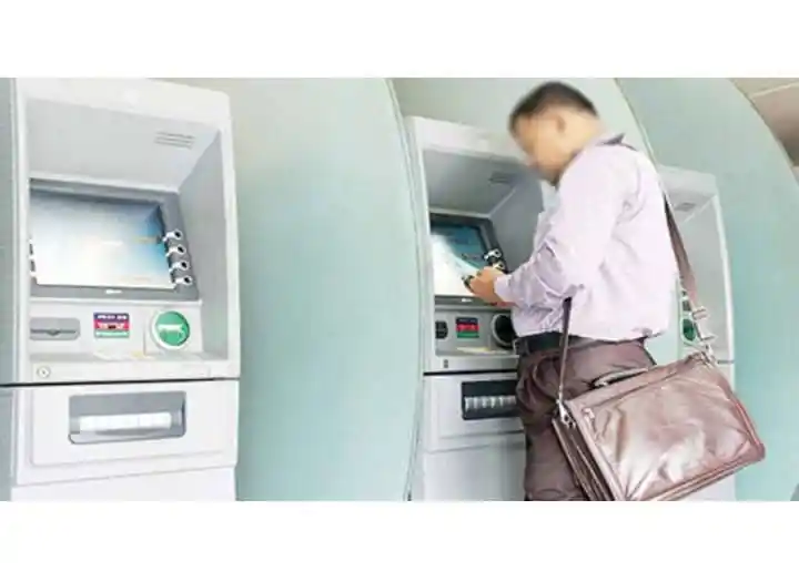 ব্যক্তি এটিএম থেকে টাকা তুলছেন, ব্যাংকিং সেবা গ্রহণ।. Channel i News - চ্যানেল আই নিউজ