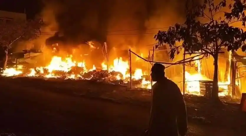 দীঘিনালায় অগ্নিকাণ্ডের দৃশ্য, ধোঁয়া ও আগুনের লেলিহান শিখা. Channel i News - চ্যানেল আই নিউজ
