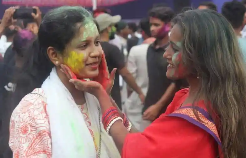 শ্রীমঙ্গলে দোল উৎসবের সময় শিশু ও নারীর মধ্যে আনন্দের মুহূর্ত. Channel i News - চ্যানেল আই নিউজ