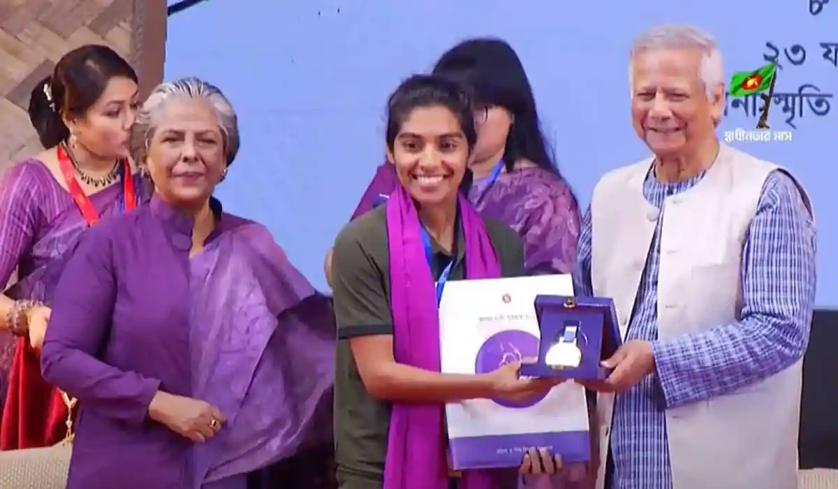 নারী ক্রিকেট দলের সদস্য পুরস্কার গ্রহণ করছেন প্রধান উপদেষ্টার কাছ থেকে. Channel i News - চ্যানেল আই নিউজ