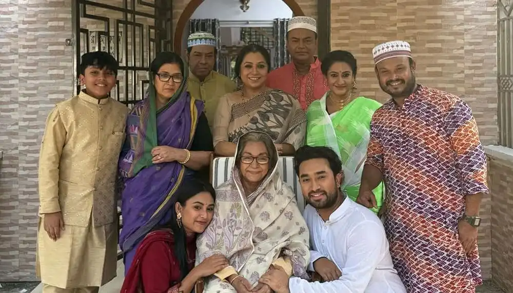বাংলাদেশি পরিবারের পাঁচ প্রজন্মের অভিনেত্রী ও অভিনেতা একত্রে ছবি. Channel i News - চ্যানেল আই নিউজ
