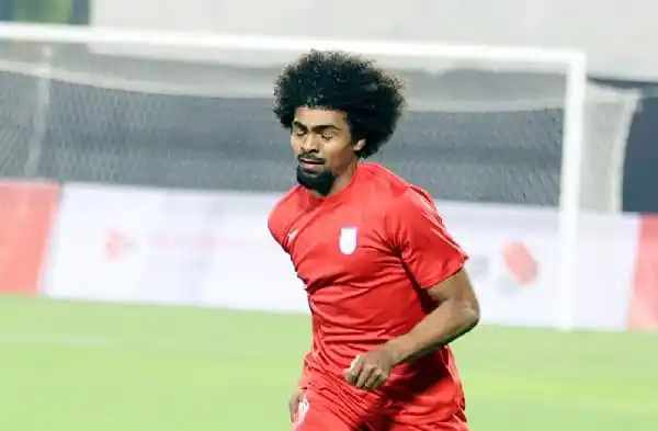 বাংলাদেশের ফুটবল খেলোয়াড় মাঠে অনুশীলন করছেন. Channel i News - চ্যানেল আই নিউজ