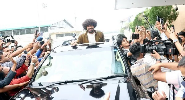 জনস্রোত ভিড়ের মধ্যে হামজা গাড়ি থেকে নেমে আসছেন. Channel i News - চ্যানেল আই নিউজ