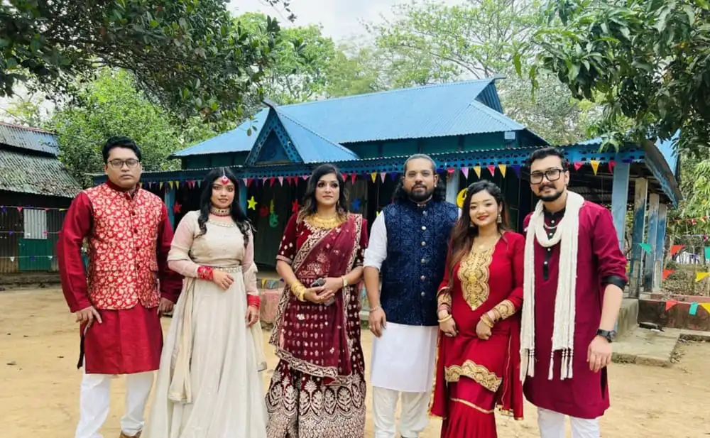 ঈদ উৎসবের সময় পরিবারের সদস্যরা একসঙ্গে আনন্দে মেতে উঠেছেন।. Channel i News - চ্যানেল আই নিউজ