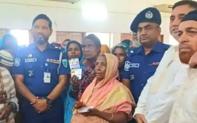 শ্রীমঙ্গলে নাগরিক পরিষদের ঈদ উপহার বিতরণ অনুষ্ঠানে উপস্থিত পুলিশ ও স্থানীয়রা. Channel i News - চ্যানেল আই নিউজ