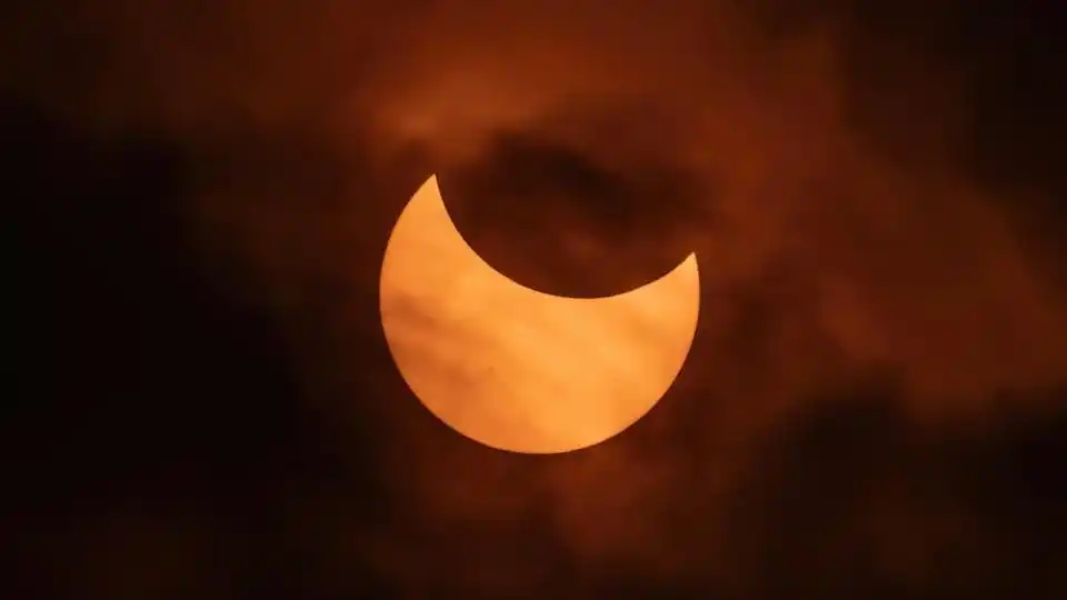 বাংলাদেশে সূর্যগ্রহণের দৃশ্য, আকাশে অন্ধকারাচ্ছন্ন সূর্য. Channel i News - চ্যানেল আই নিউজ