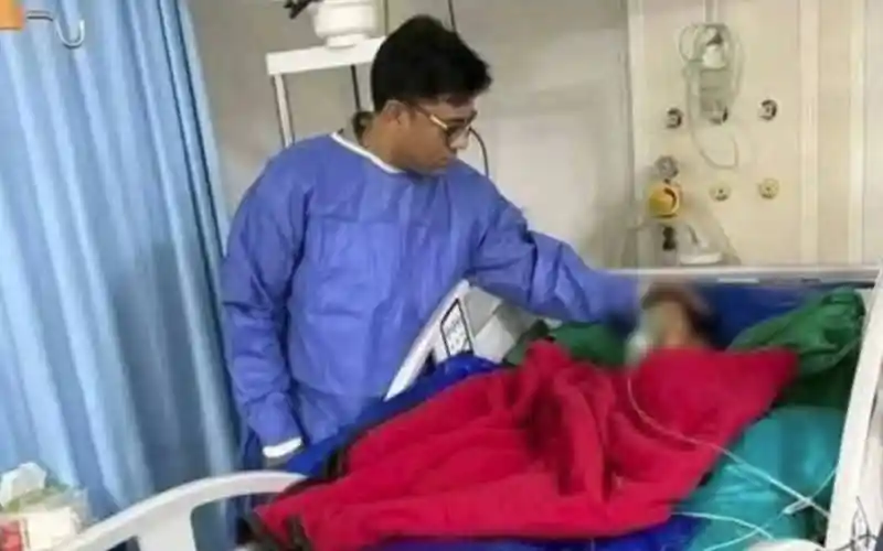চিকিৎসক শিশু রোগীর পাশে দাঁড়িয়ে চিকিৎসা দিচ্ছেন. Channel i News - চ্যানেল আই নিউজ