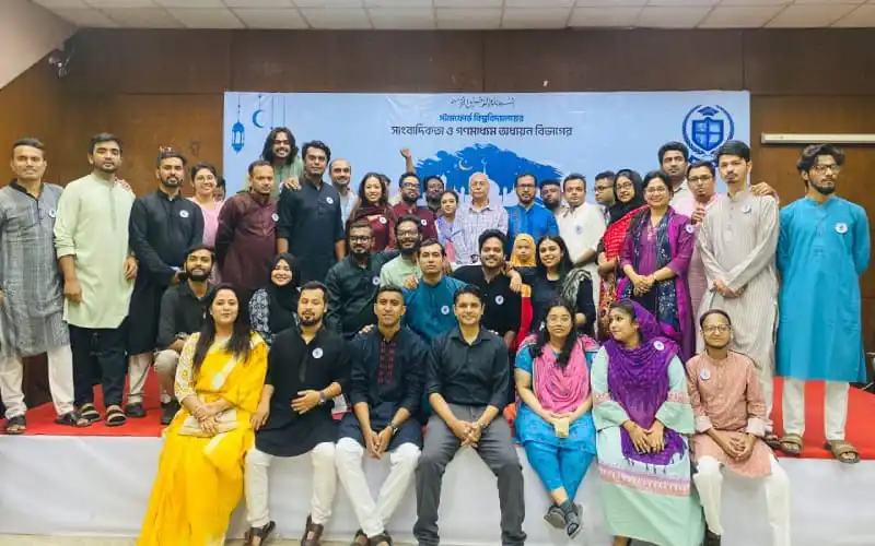 সাংবাদিকতা বিভাগের শিক্ষার্থীদের ইফতার অনুষ্ঠানে অংশগ্রহণকারীরা. Channel i News - চ্যানেল আই নিউজ