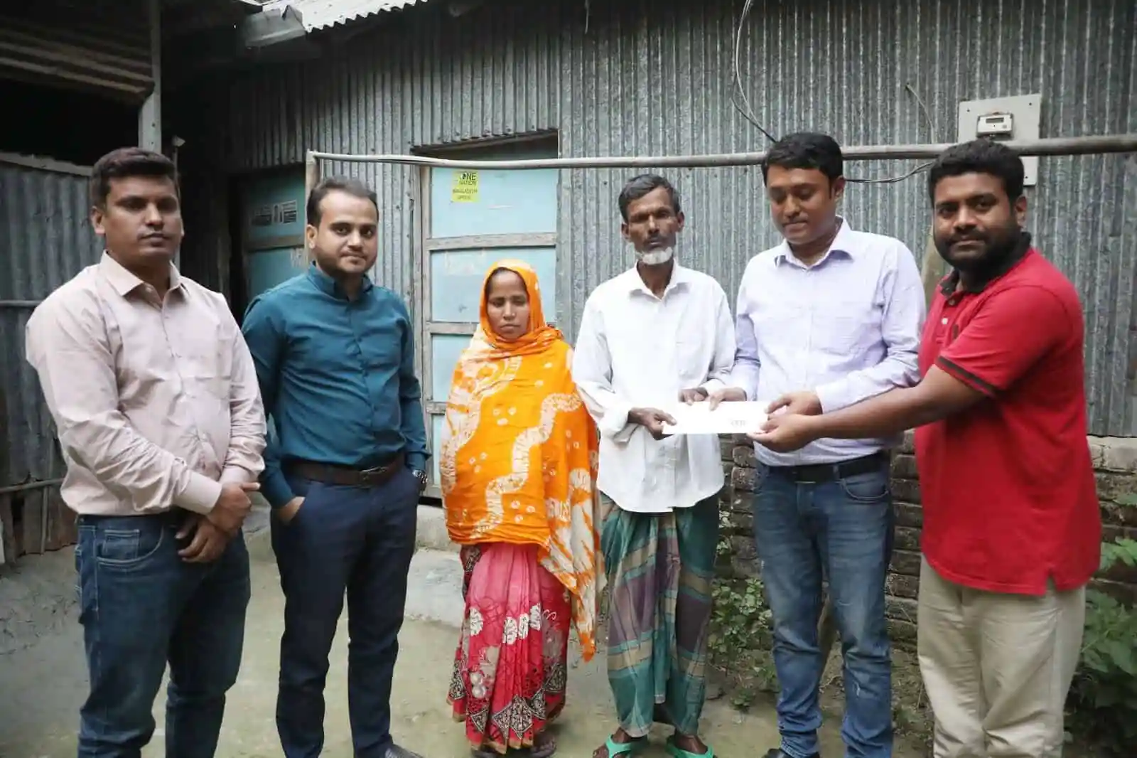 প্রতিবেদকের সাথে সাক্ষাৎকারের জন্য একত্রিত ব্যক্তিরা. Channel i News - চ্যানেল আই নিউজ