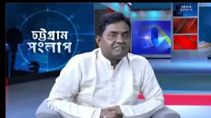 চ্যানেল আই অনলাইন এর সংবাদ উপস্থাপক সংবাদ পাঠ করছেন. Channel i News - চ্যানেল আই নিউজ