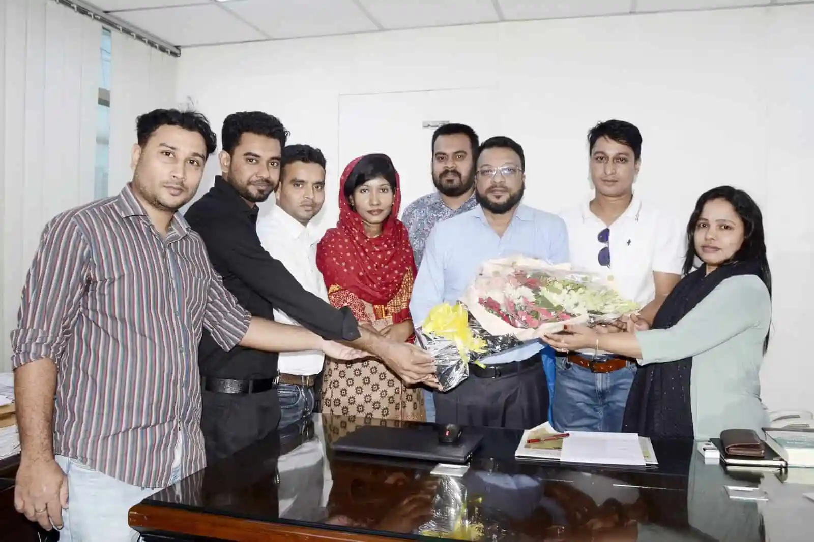 গার্মেন্টস শ্রমিকদের সংগঠনের নতুন সদস্যদের স্বাগত জানানো হচ্ছে. Channel i News - চ্যানেল আই নিউজ