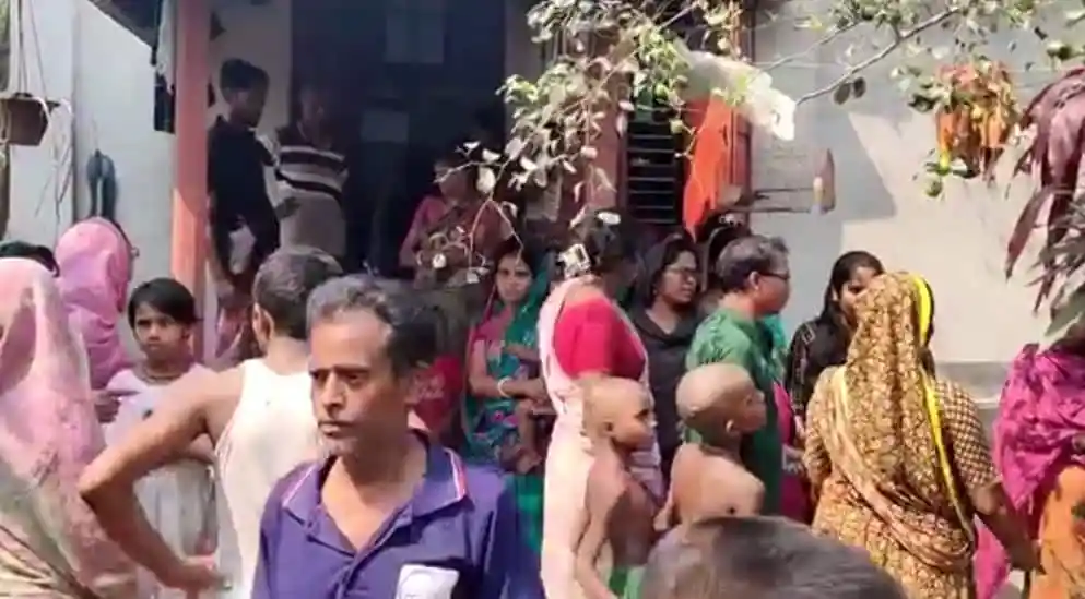 গোপালগঞ্জে দিনে দুপুরে ডাকাতির সময় স্থানীয় মানুষজনের ভিড়।. Channel i News - চ্যানেল আই নিউজ