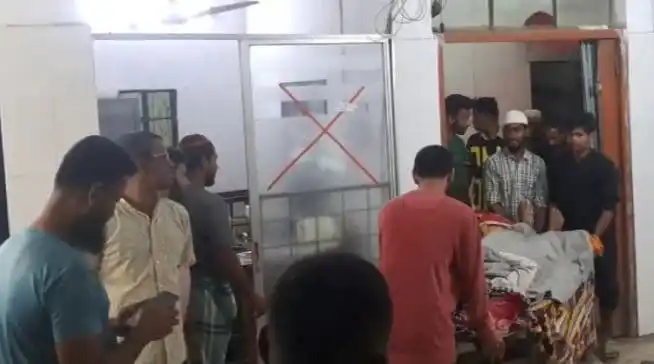 গোপালগঞ্জে শ্রমিকের মৃত্যুতে শোক প্রকাশ করছে পরিবার ও স্বজনরা. Channel i News - চ্যানেল আই নিউজ