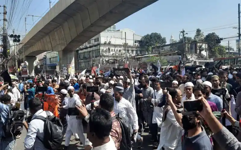 বিক্ষোভকারীরা রাস্তায় জমায়েত, বিভিন্ন ব্যক্তি ছবি তুলছে. Channel i News - চ্যানেল আই নিউজ