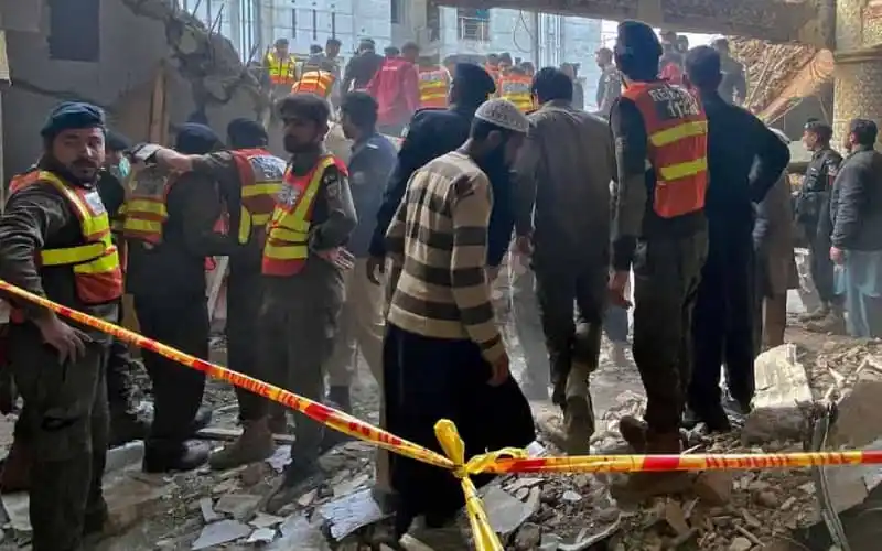 পাকিস্তানে মসজিদে আইইডি বিস্ফোরণে হতাহতরা উদ্ধার কাজের জন্য অপেক্ষা করছে. Channel i News - চ্যানেল আই নিউজ