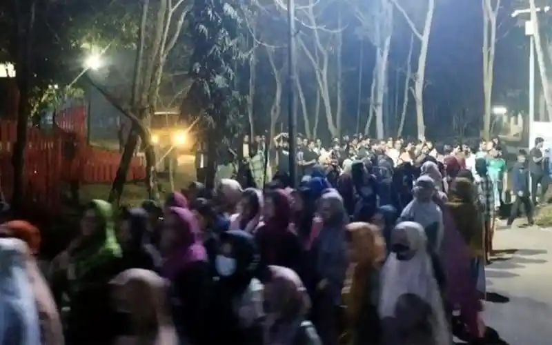 শাহজালাল বিশ্ববিদ্যালয়ে মধ্যরাতে ধর্ষকদের বিচারের দাবিতে বিক্ষোভ।. Channel i News - চ্যানেল আই নিউজ