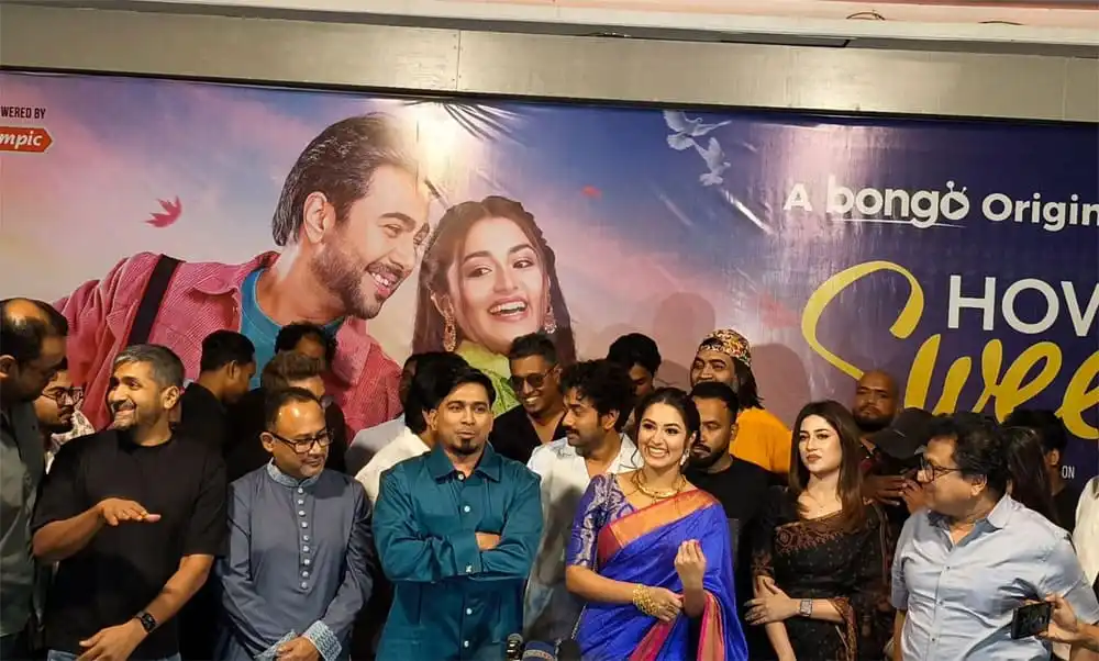 চ্যানেল আই অনলাইন ইভেন্টে অংশগ্রহণকারী ব্যক্তিরা হাসিমুখে একসঙ্গে দাঁড়িয়ে আছেন. Channel i News - চ্যানেল আই নিউজ