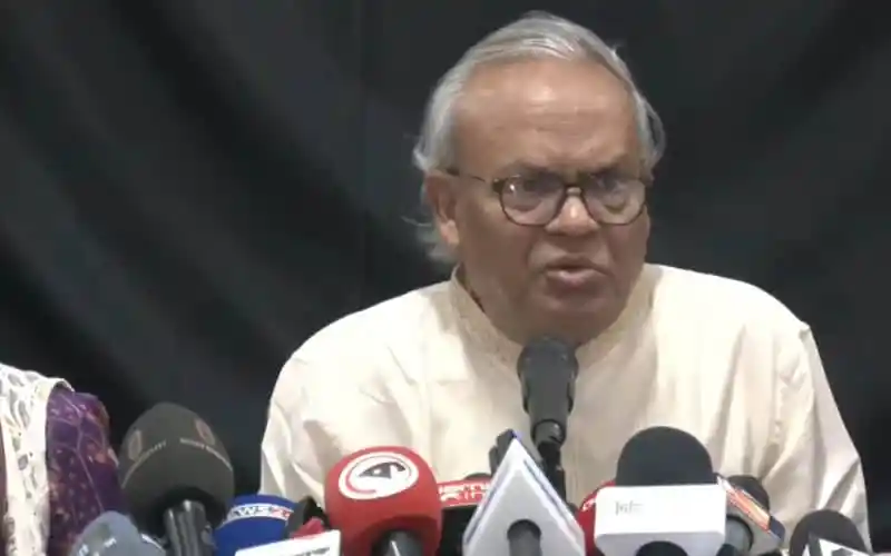 রিজভী সংবাদ সম্মেলনে বক্তব্য দিচ্ছেন, পেছনে বিভিন্ন মিডিয়া ক্যামেরা ও মাইক্রোফোন. Channel i News - চ্যানেল আই নিউজ