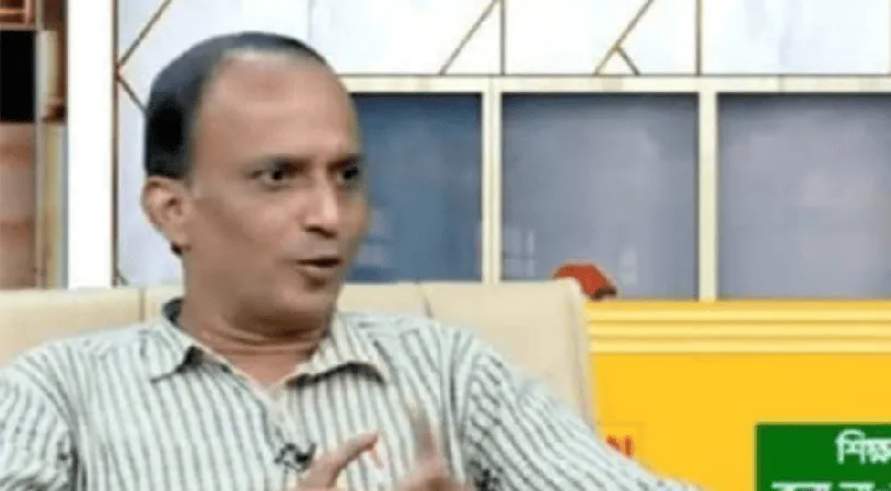 বাংলাদেশের একজন শিক্ষক বা কর্মকর্তা, সম্ভবত হাবীবুল্লাহ বাহার কলেজের ভাইস প্রিন্সিপাল. Channel i News - চ্যানেল আই নিউজ