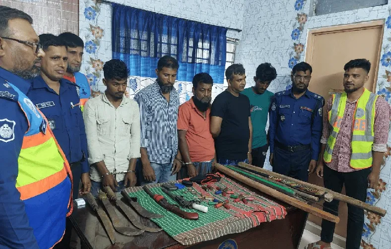 ডাকাতের কাছ থেকে উদ্ধার অস্ত্র ও দেশীয় অস্ত্রের সংগ্রহ. Channel i News - চ্যানেল আই নিউজ