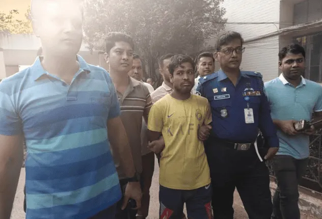 কক্সবাজারে যুবকদের সঙ্গে পুলিশ সদস্যের উপস্থিতি. Channel i News - চ্যানেল আই নিউজ