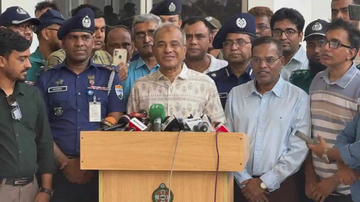 স্বরাষ্ট্র উপদেষ্টা সাংবাদিকদের সঙ্গে কথা বলছেন, পুলিশ ও কর্মকর্তাদের উপস্থিতিতে. Channel i News - চ্যানেল আই নিউজ