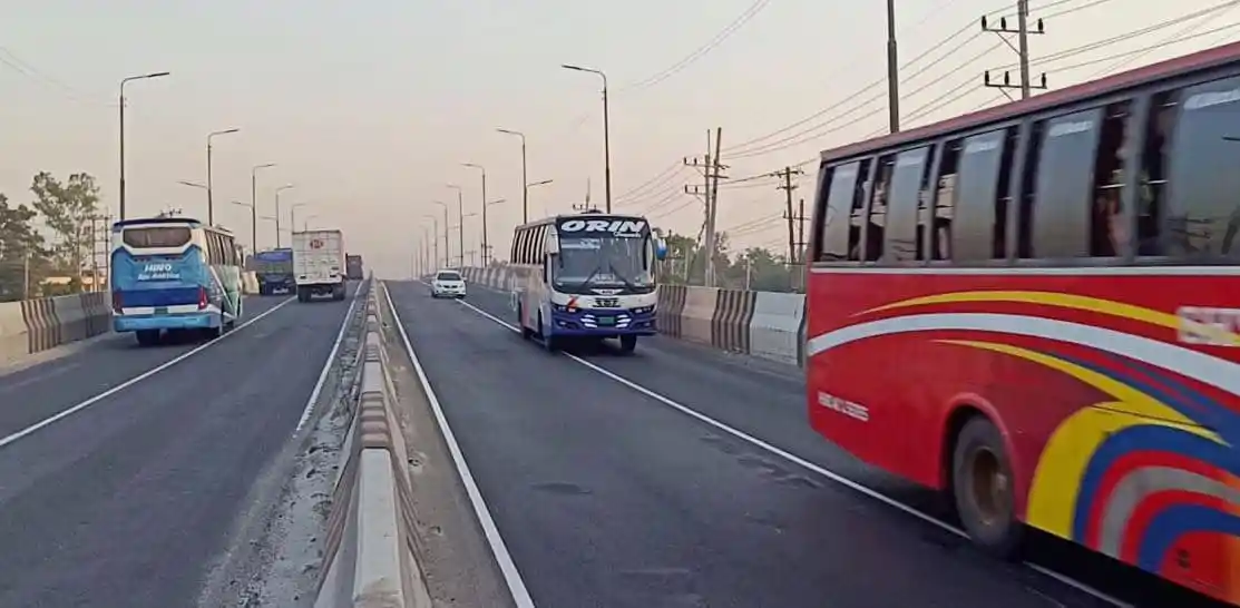 ঢাকা-টাঙ্গাইল মহাসড়কে যানবাহনের চাপ, যানবাহন চলাচল ব্যস্ত. Channel i News - চ্যানেল আই নিউজ