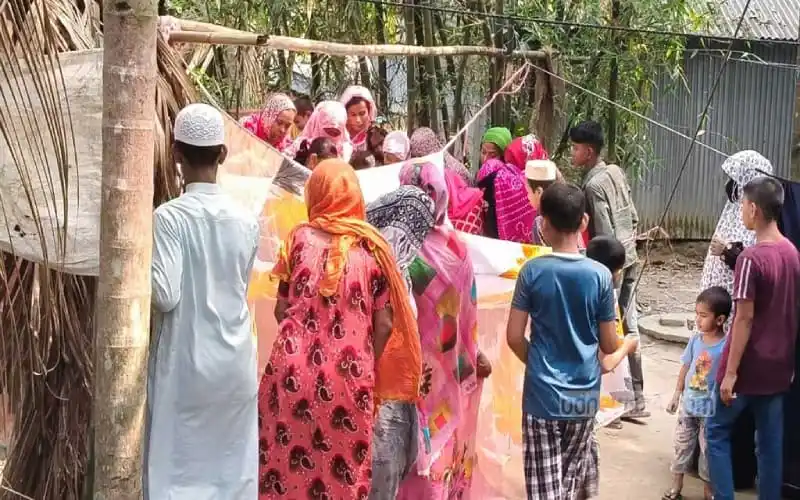 বাস চাপায় মা-শিশু নিহতের ঘটনাস্থল, স্থানীয়রা দেখছেন. Channel i News - চ্যানেল আই নিউজ