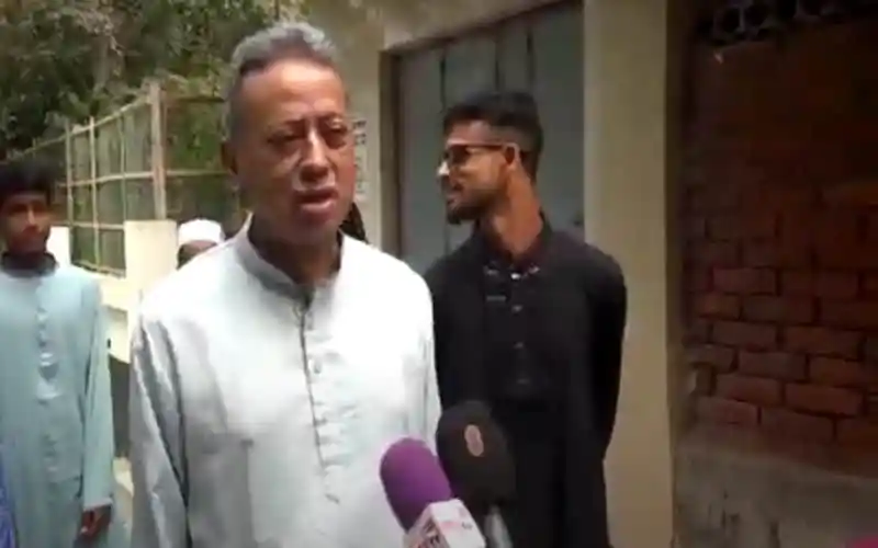 আমীর খসরু সংবাদমাধ্যমের সামনে বক্তব্য দিচ্ছেন. Channel i News - চ্যানেল আই নিউজ
